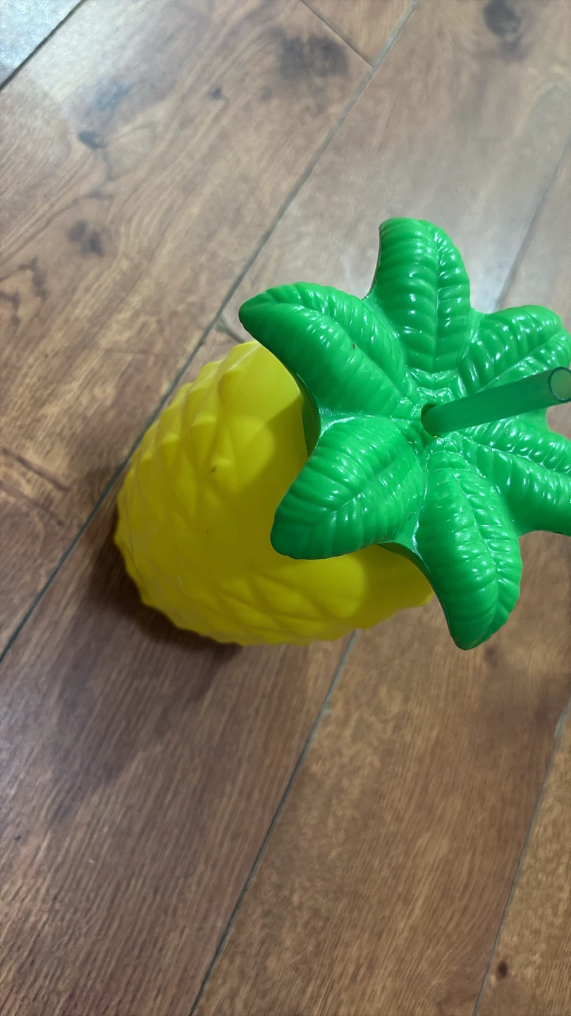 Pineapple shaped tumbler with straw