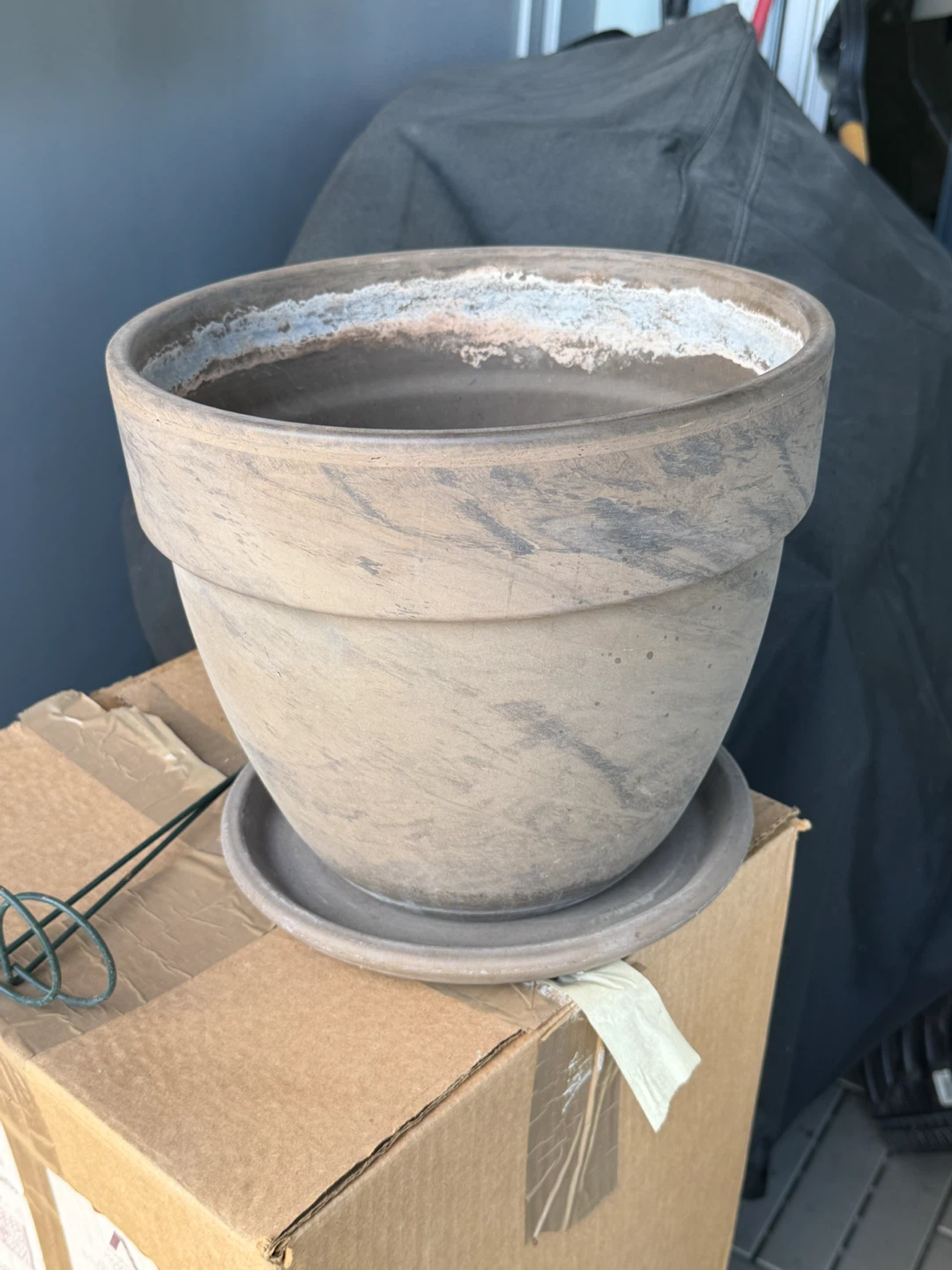 Clay planter with saucer - photo 2