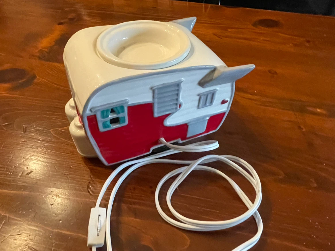 Scentsy “Road Less Traveled” Camper Wax Warmer - photo 2