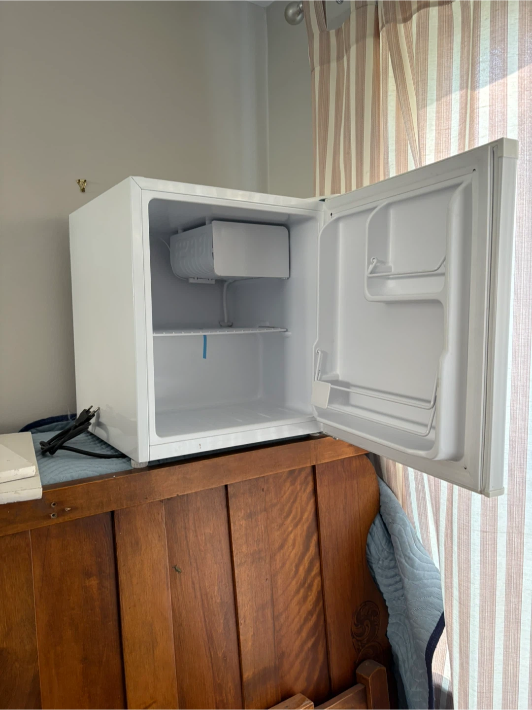 Hamilton Beach Mini Fridge - photo 3