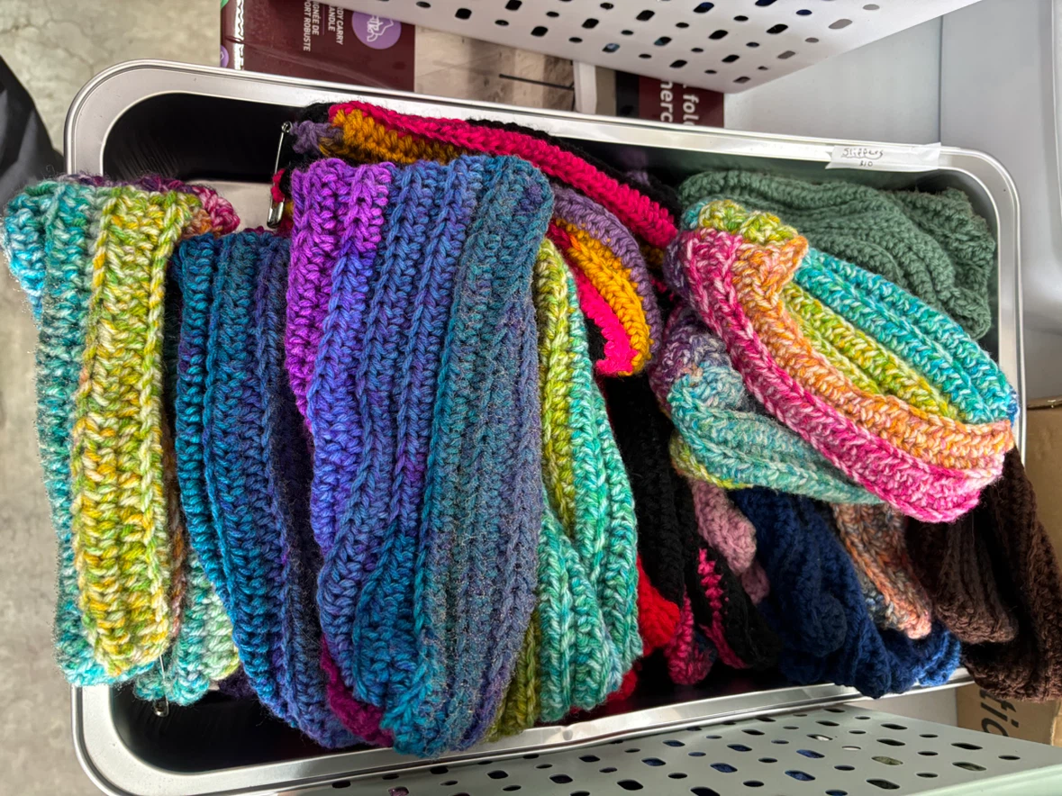Hand-crocheted scarves, slippers, hats, toques, headbands - photo 4