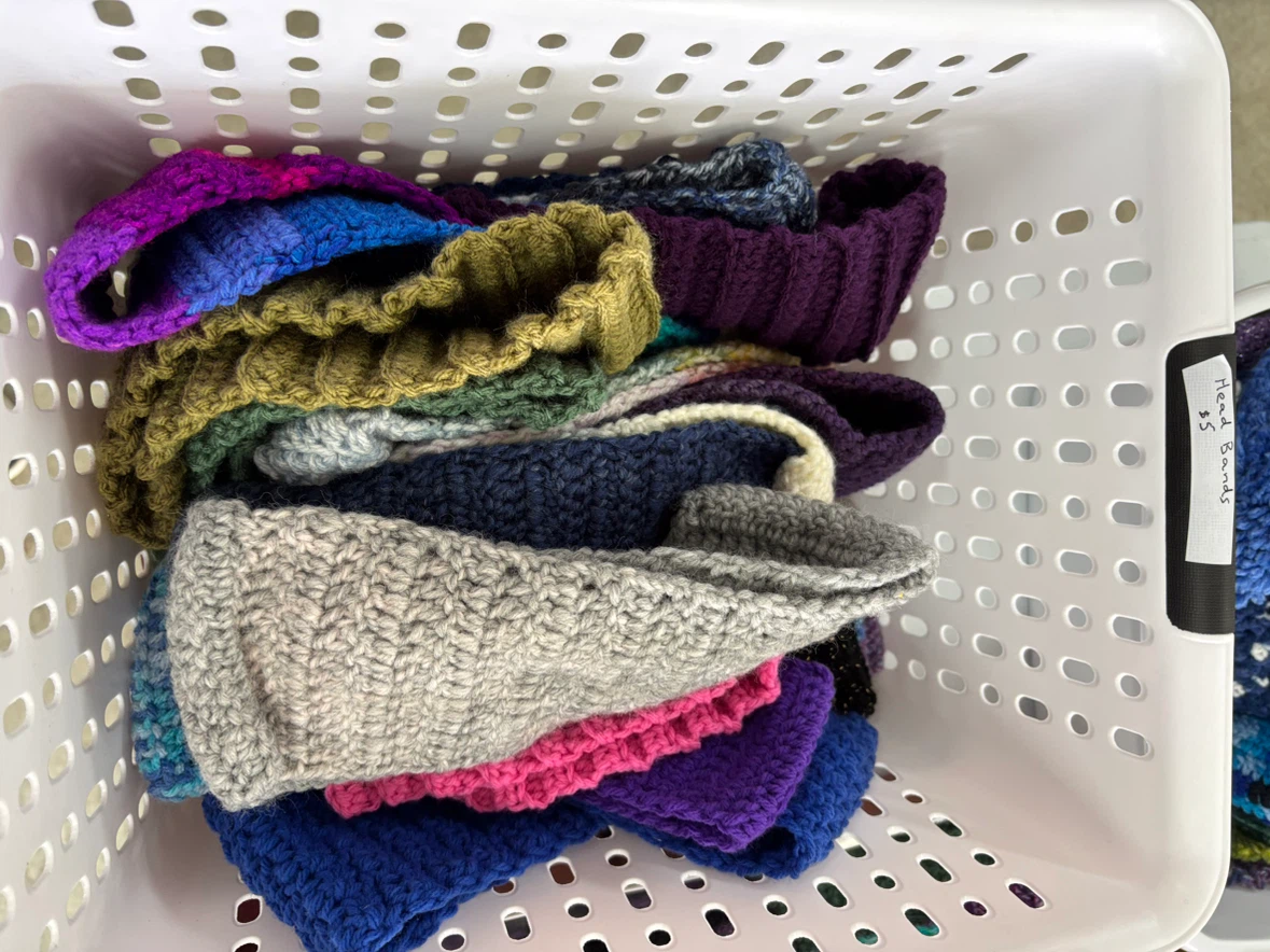 Hand-crocheted scarves, slippers, hats, toques, headbands - photo 5