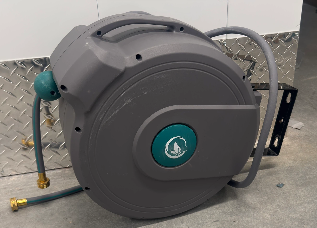 Retractable Garden Hose Reel w/ Spray Nozzle & Wall Mount