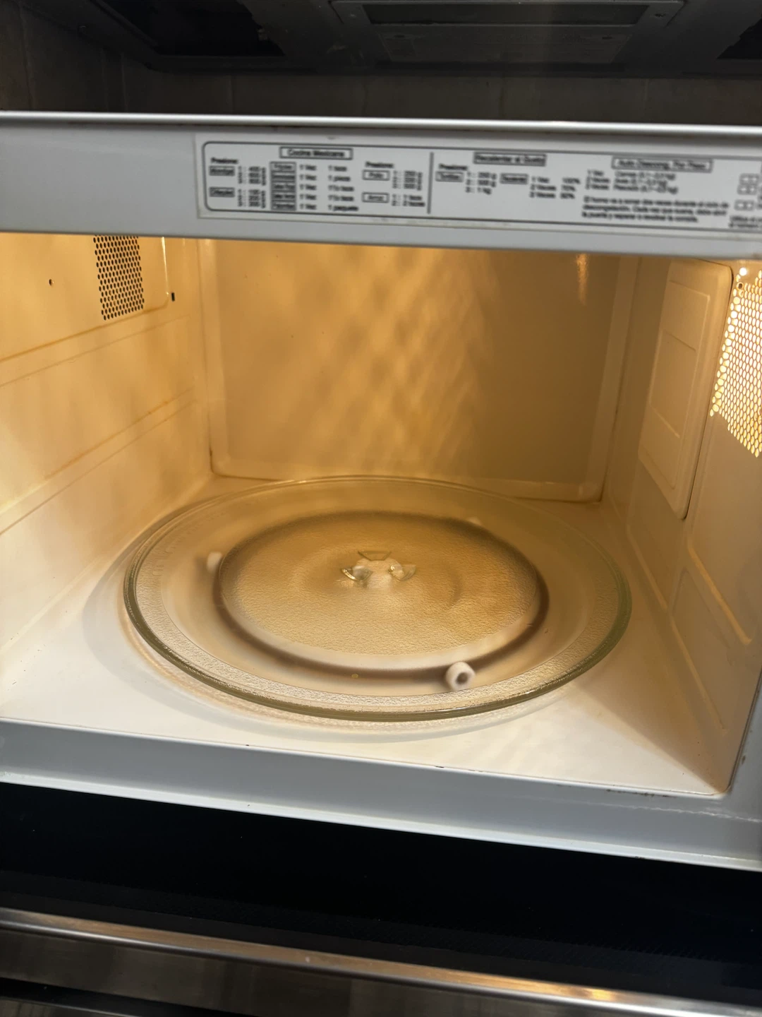 LG White Microwave Oven - photo 3
