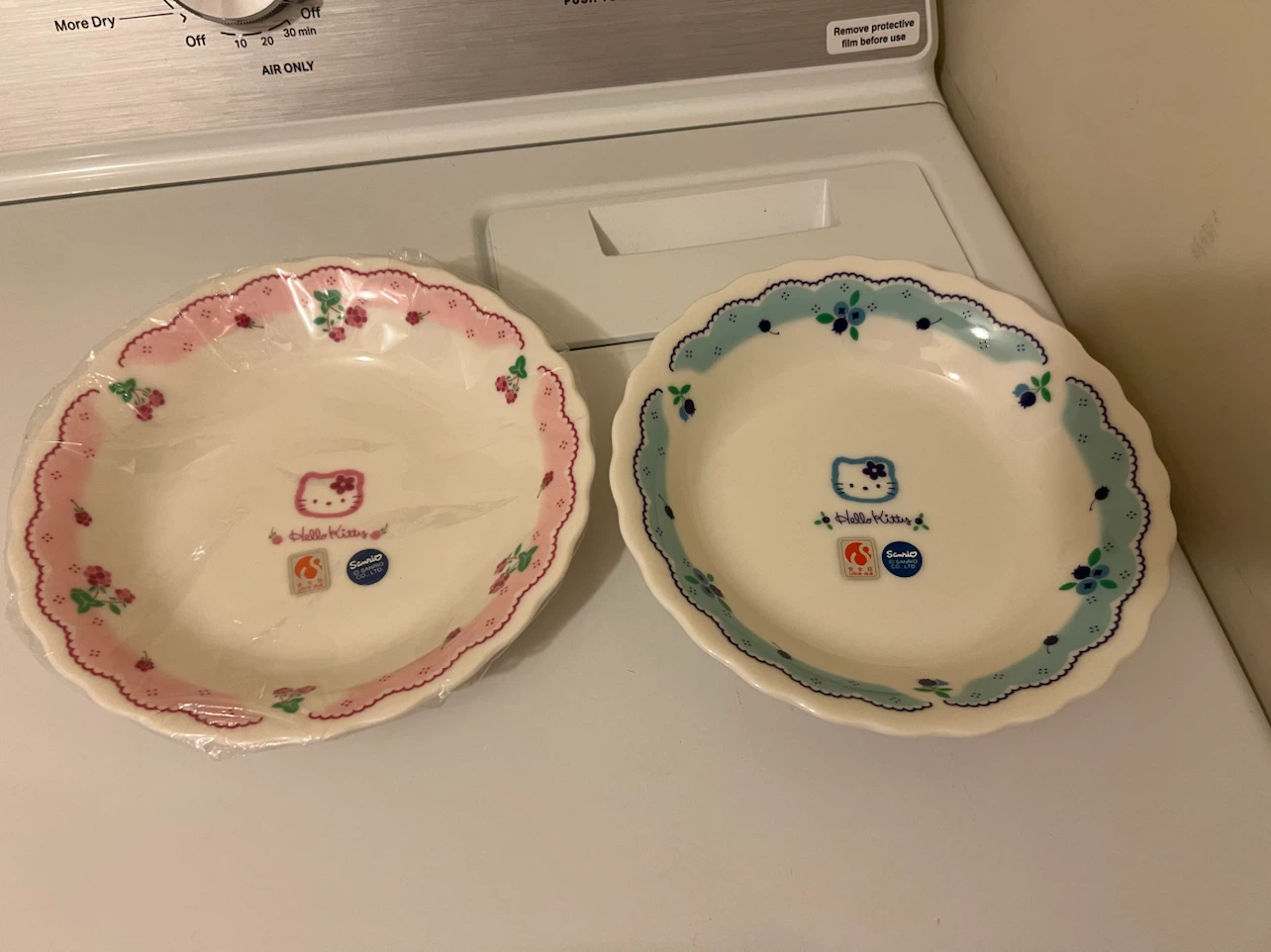Set of 2 Sanrio Hello Kitty Plates
