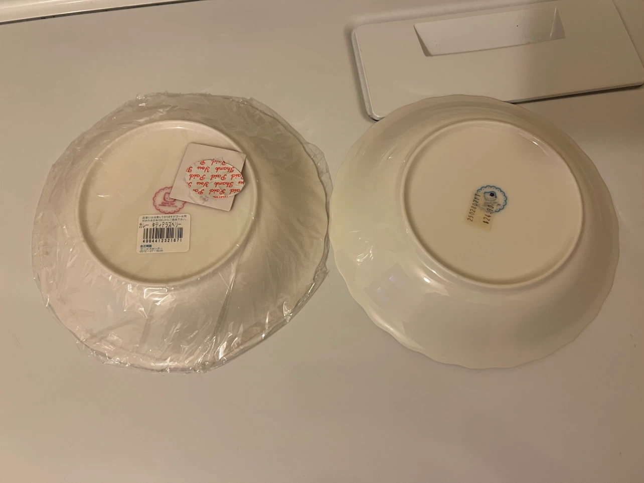 Set of 2 Sanrio Hello Kitty Plates - photo 2