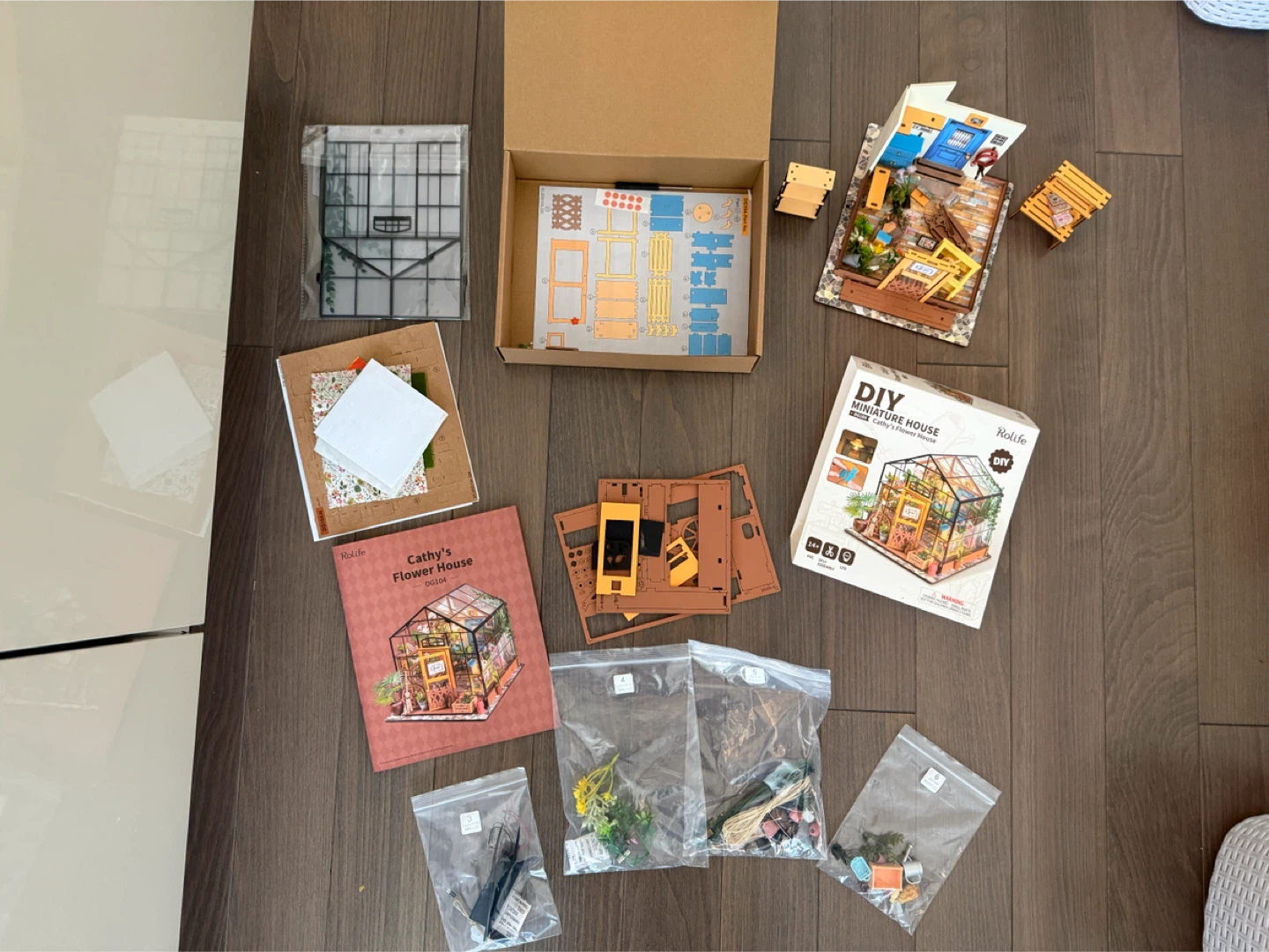 Rolife Cathy's Flower House DIY Miniature Kit - photo 3