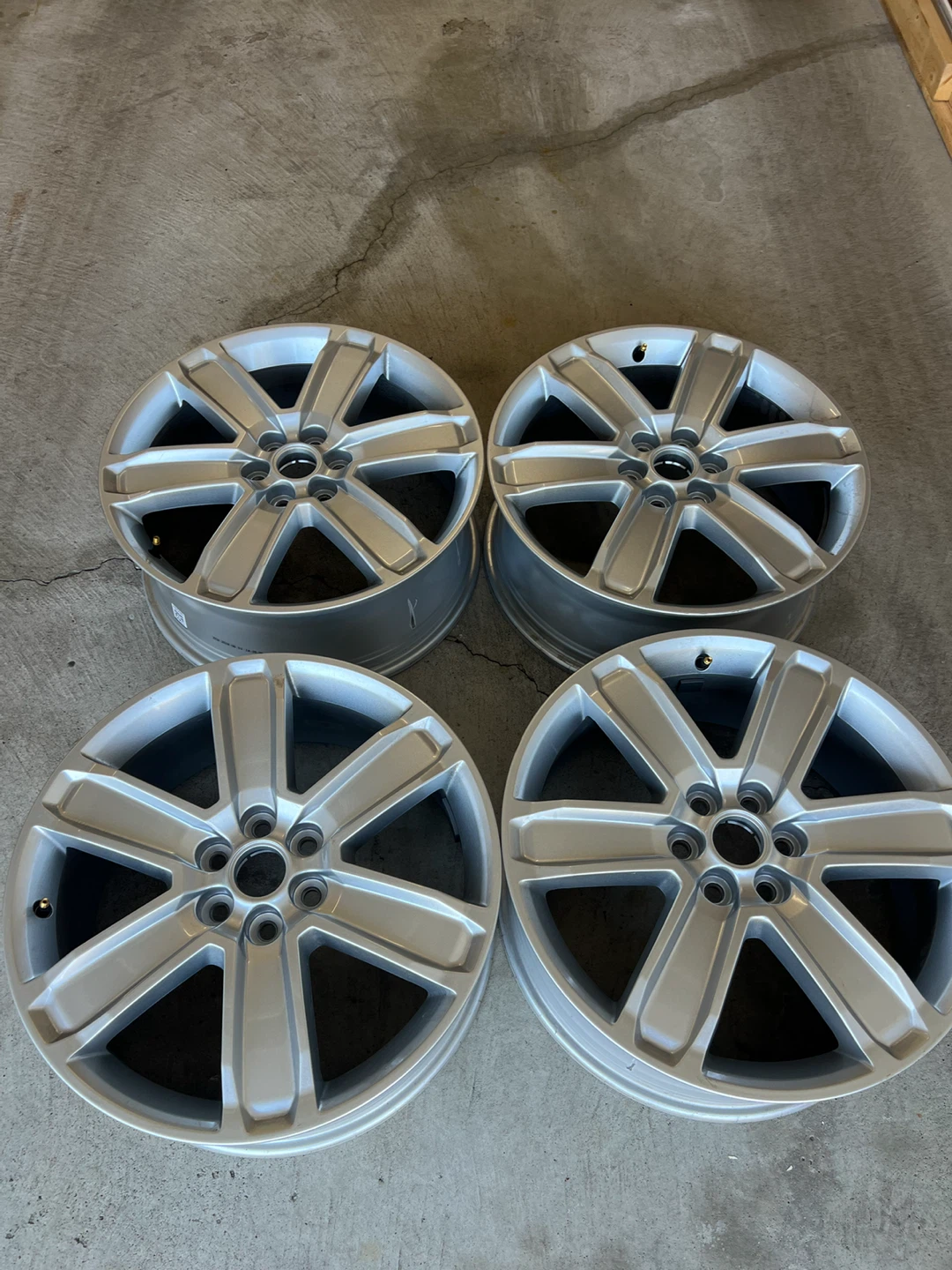 Set of 4 General Motors Alloy Wheels - photo 2