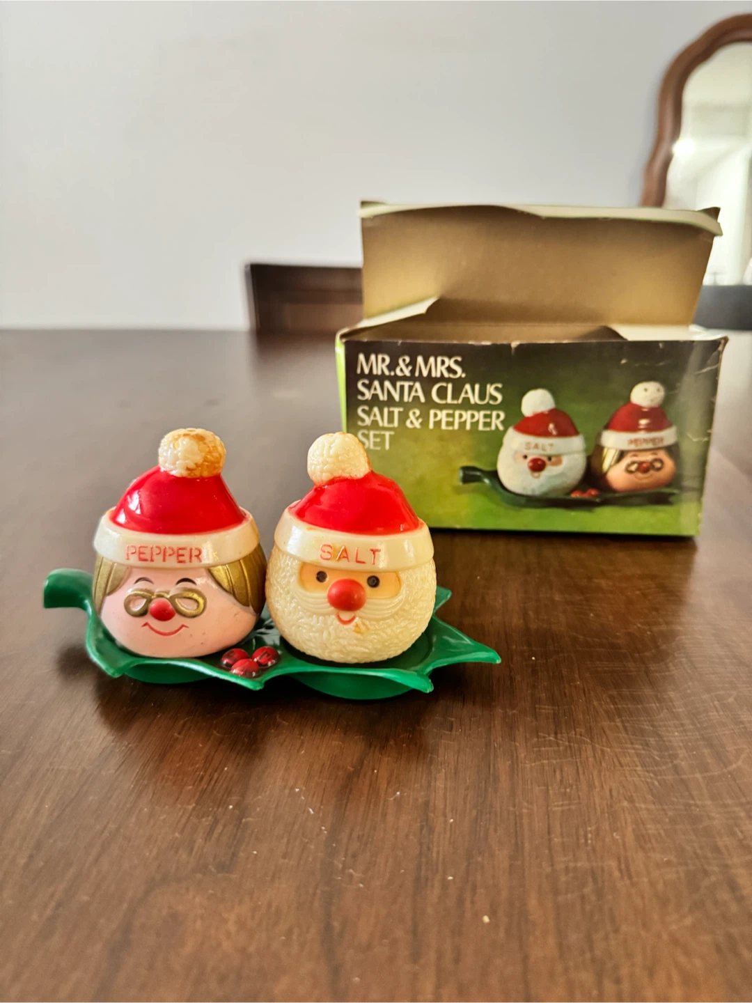 Mr. & Mrs. Santa Claus Salt & Pepper Set - photo 2