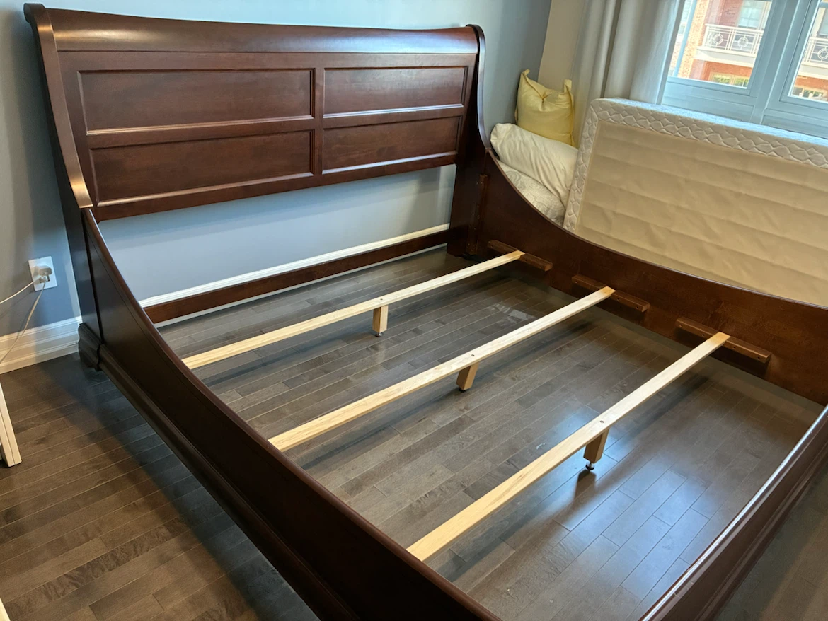 Solid wood king sleigh bed. - photo 2