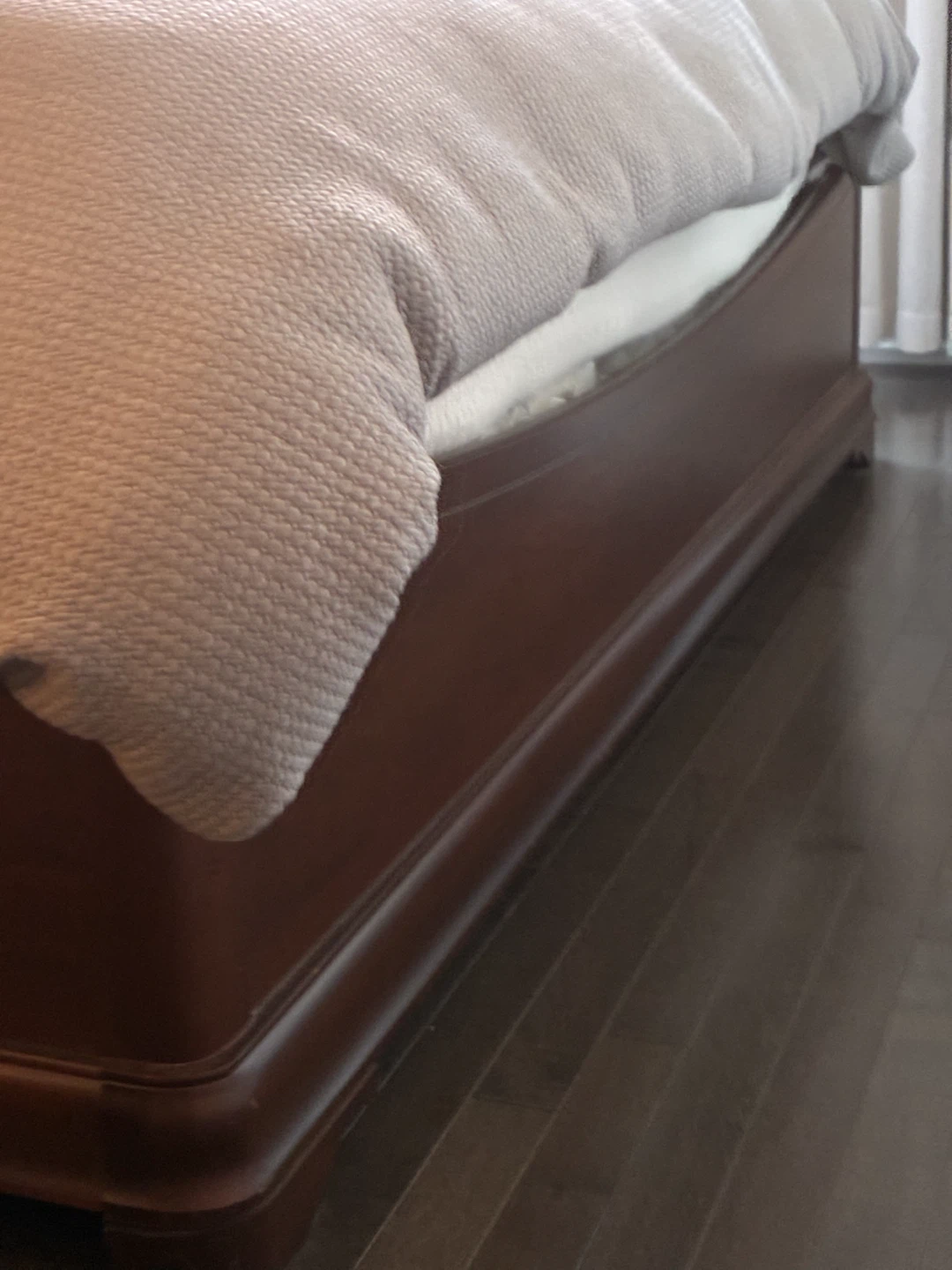 Solid wood king sleigh bed. - photo 4