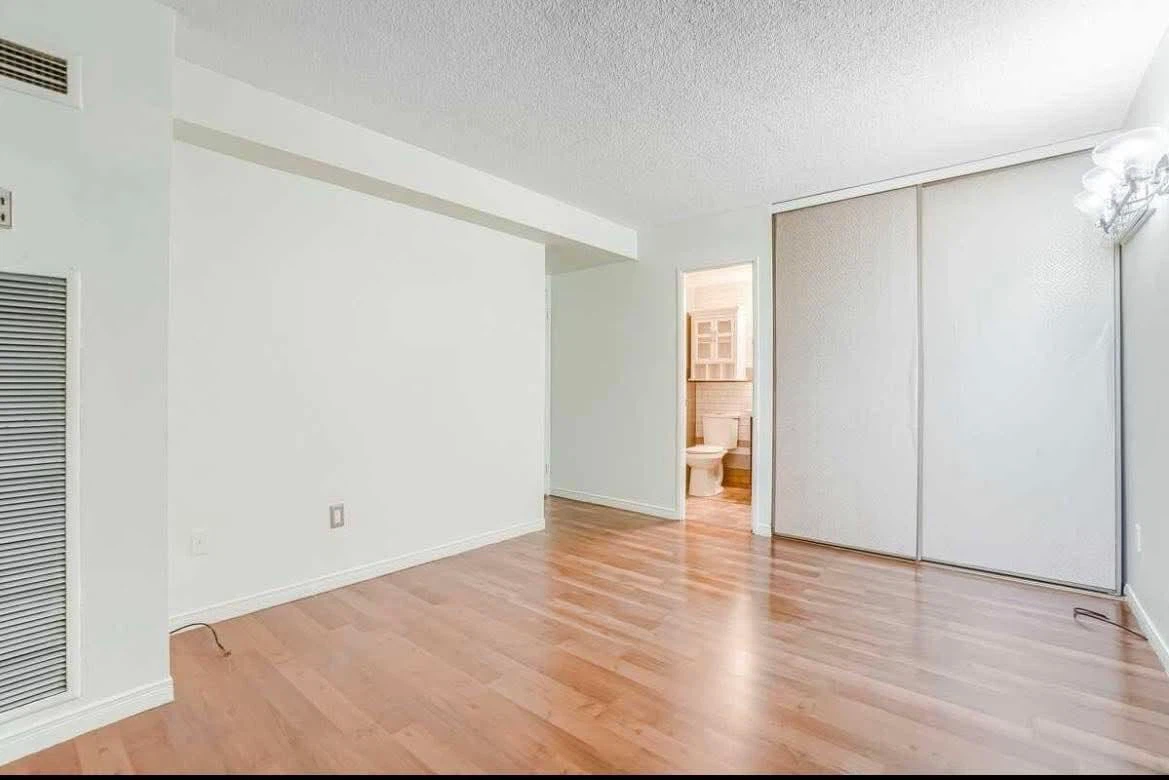 Bright & Spacious 2-Bedroom, 2-Bathroom Condominium - photo 5
