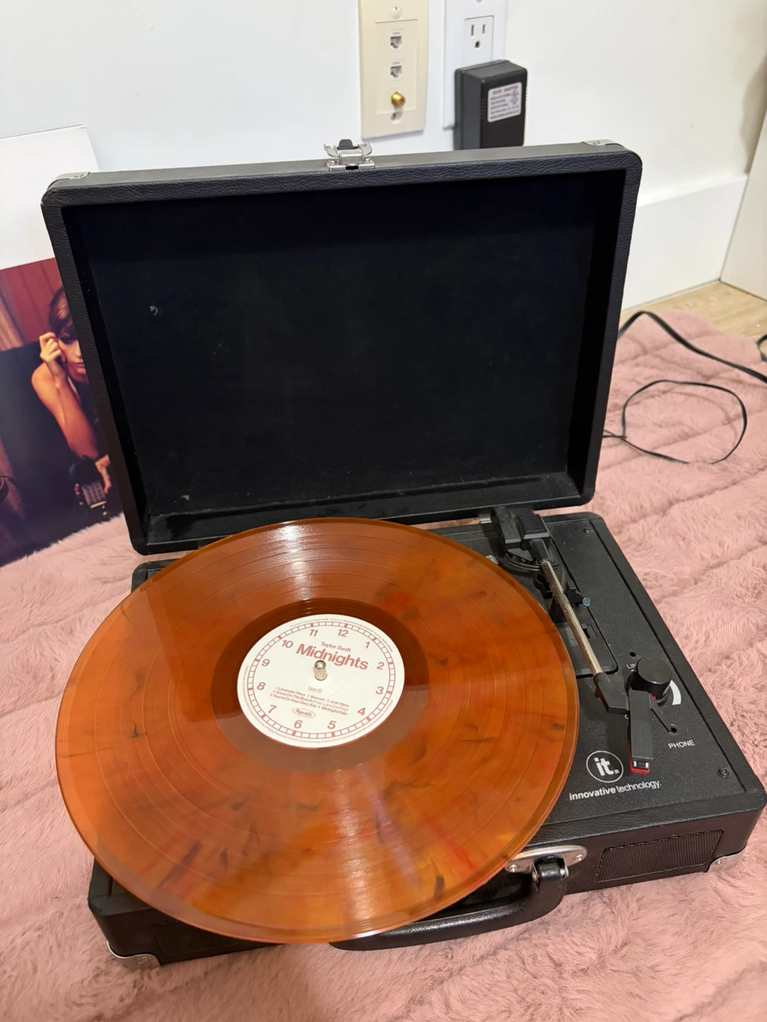 Innovative Technology Suitcase Turn-table / record player