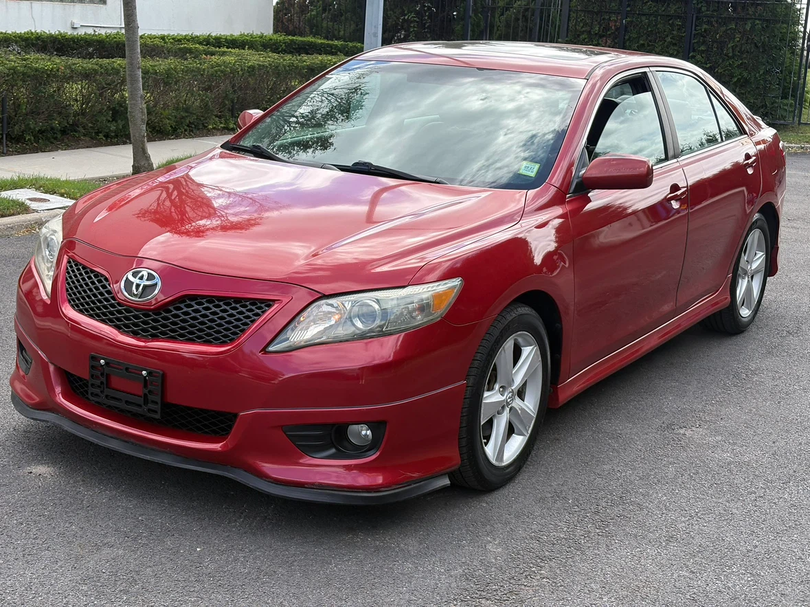 Toyota Camry SE Sedan - photo 2