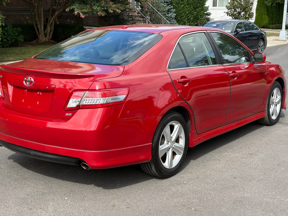 Toyota Camry SE Sedan - photo 4