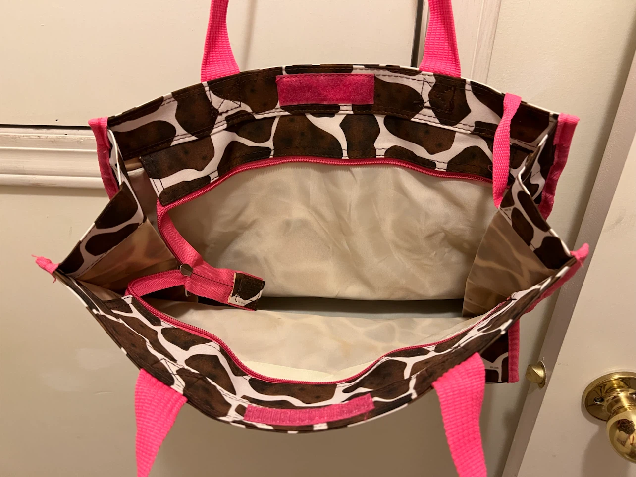 Giraffe print tote bag with matching pouch - photo 3