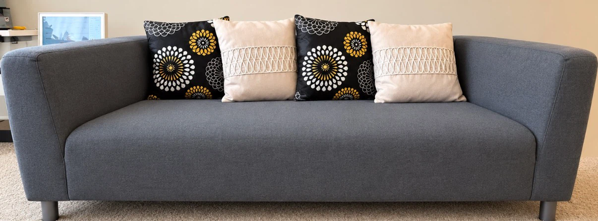 Ikea klippan love seat sofa with free pillows - photo 2