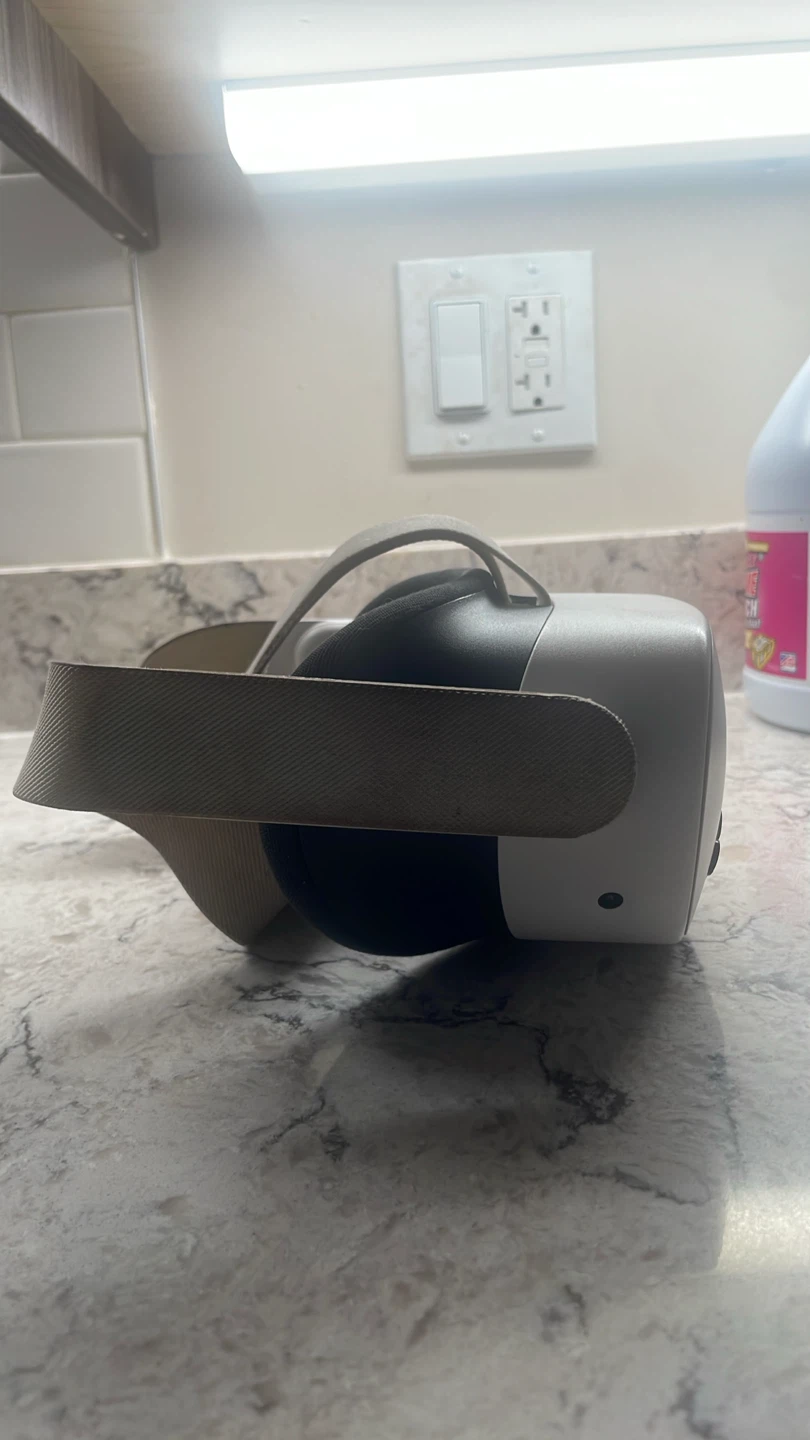 Meta Quest 2 VR Headset - photo 3