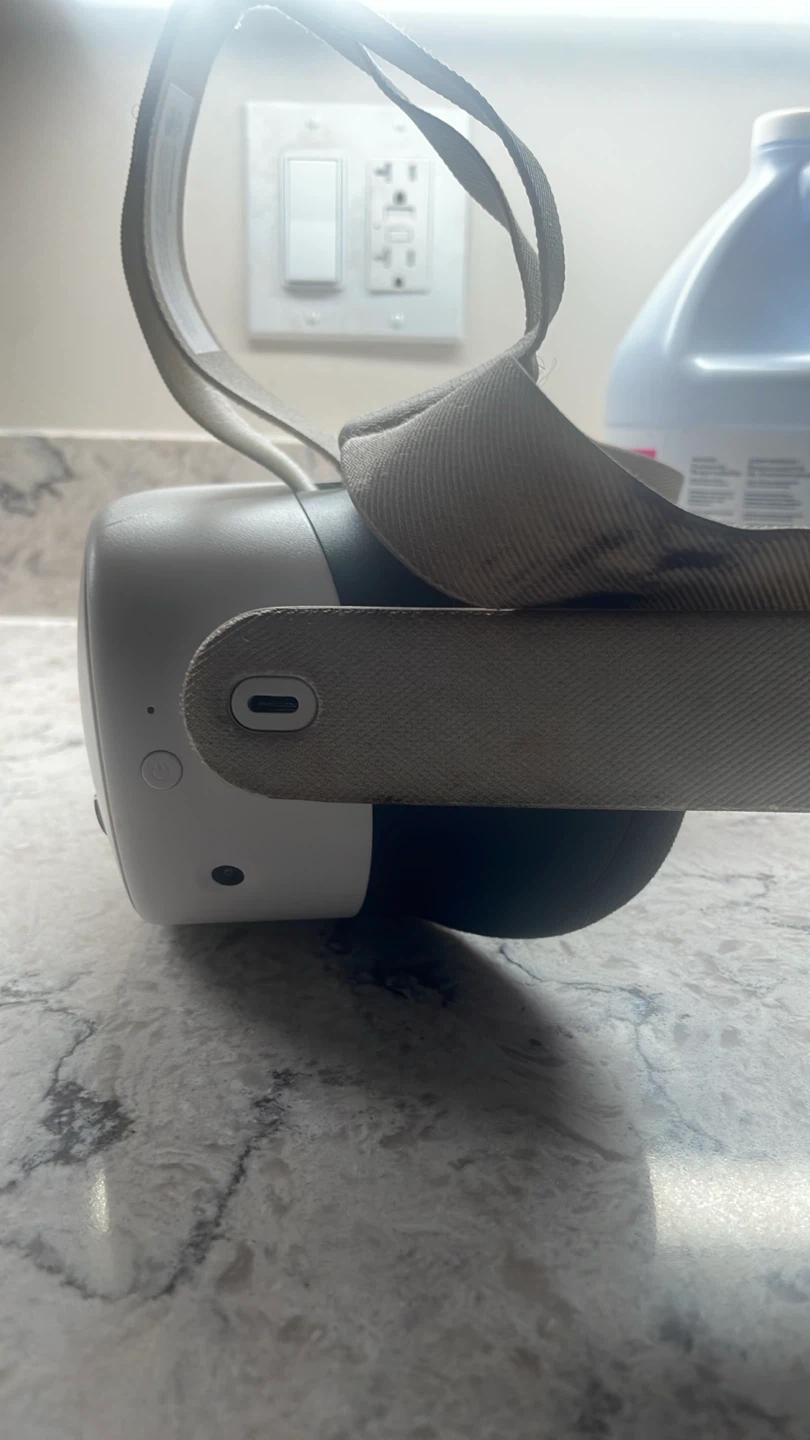 Meta Quest 2 VR Headset - photo 4