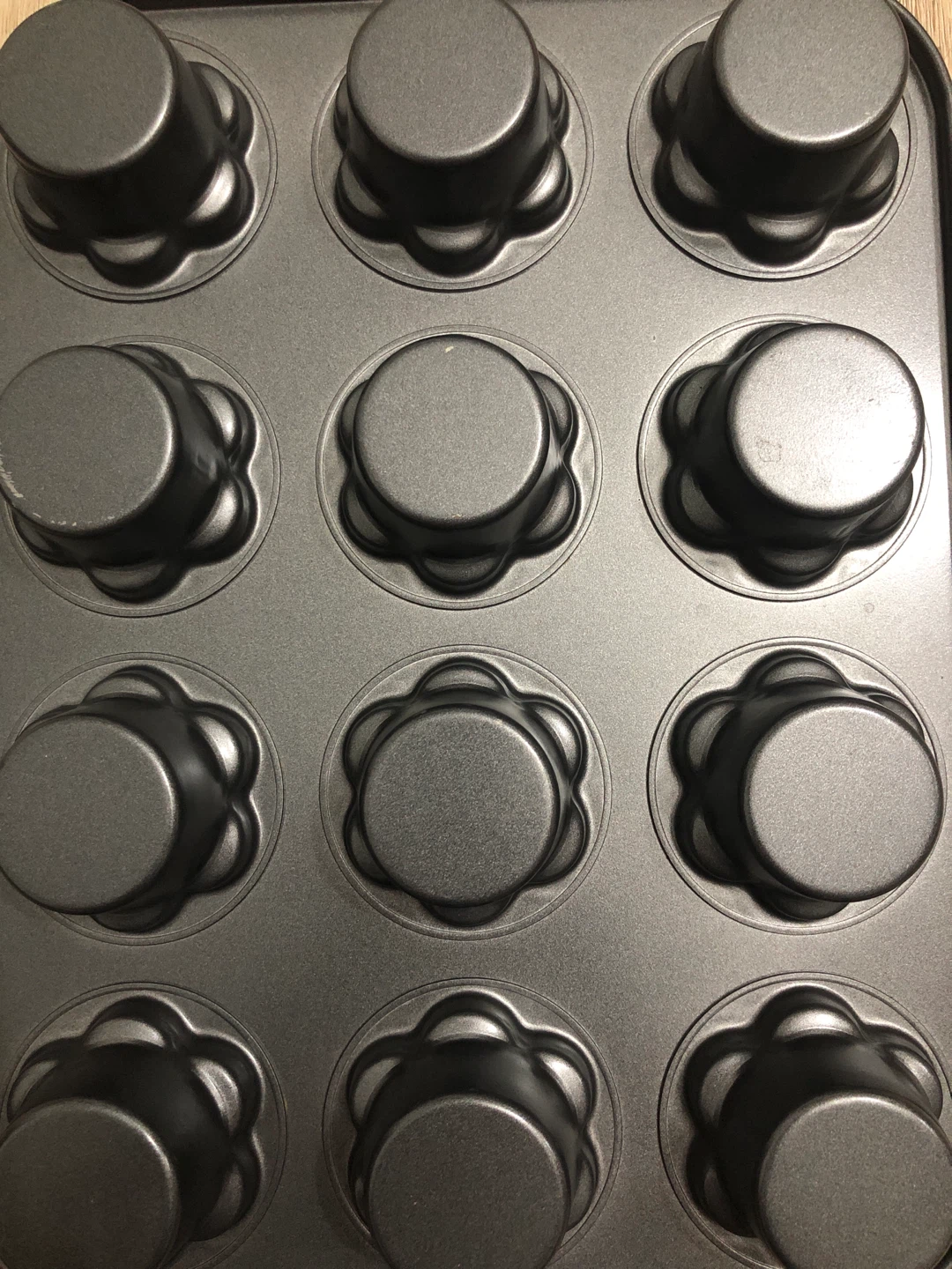 12-Cup Flower Shaped Baking Pan - photo 2
