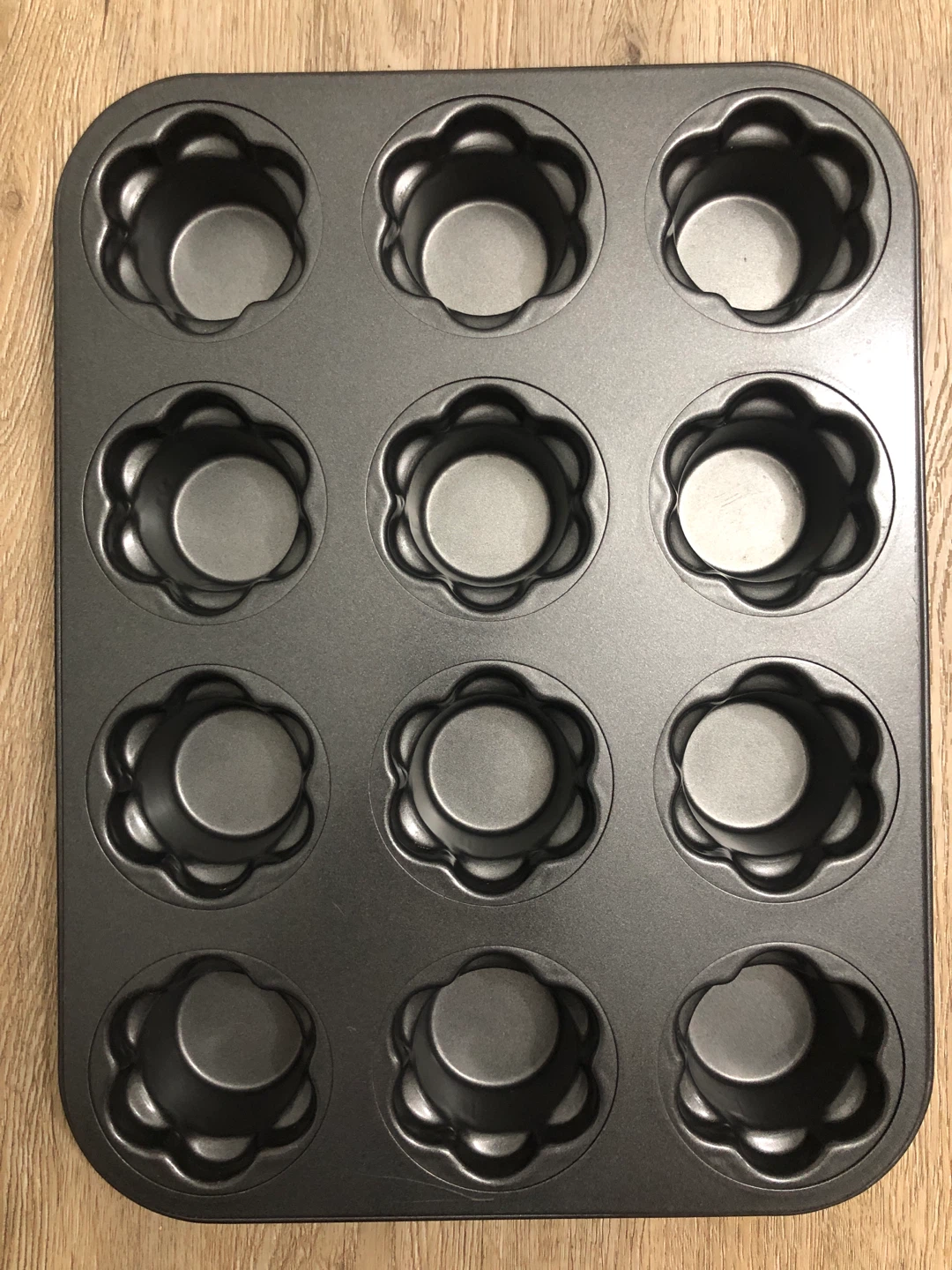 12-Cup Flower Shaped Baking Pan