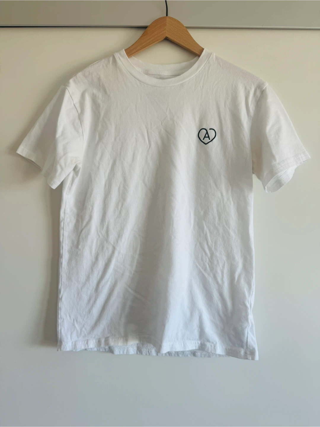 NEW Aritzia Heart Motif white cotton t-shirt size small