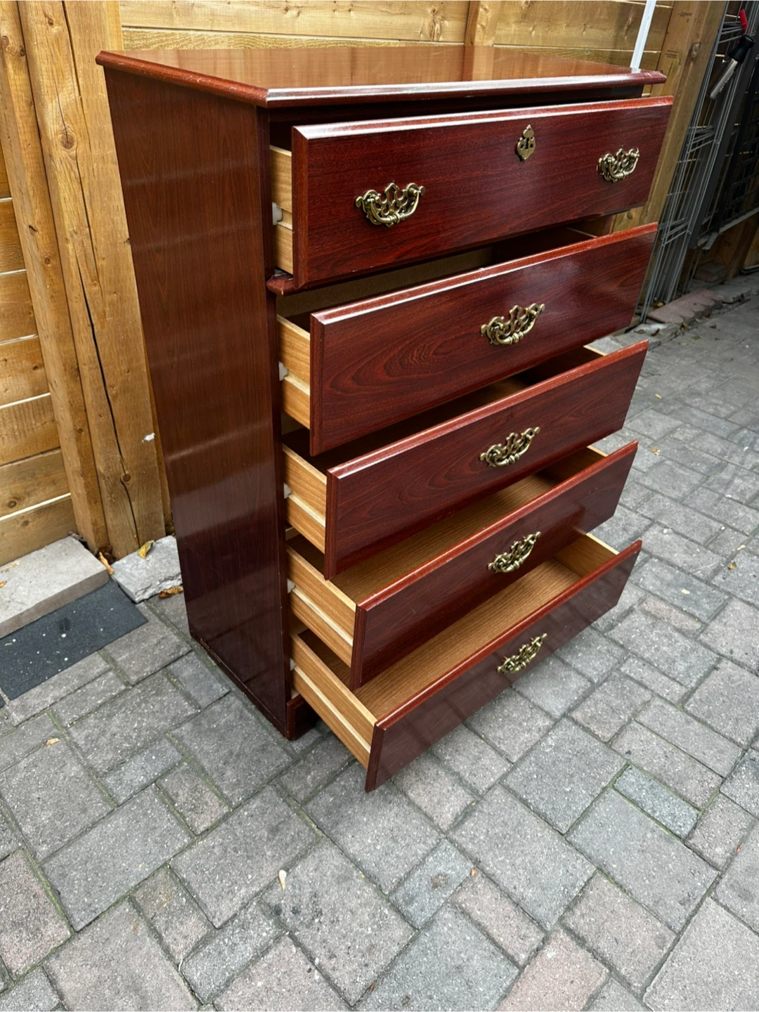 Vintage solid‑wood 5‑drawer dresser — great condition - photo 3