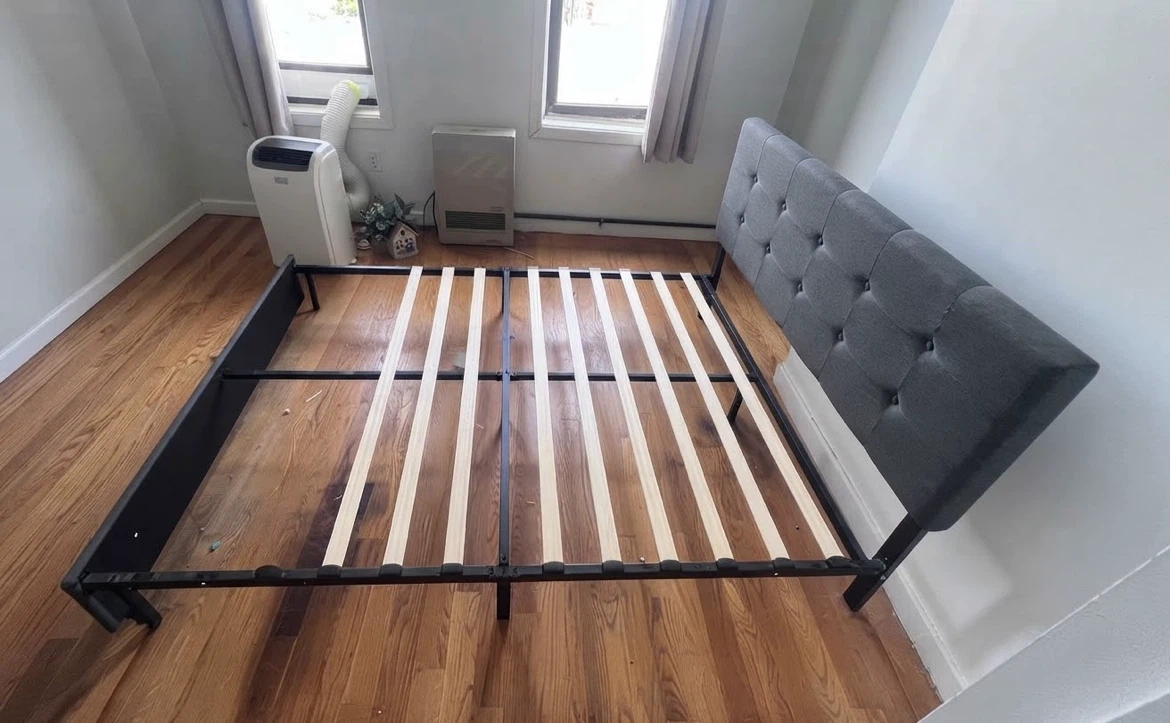 Upholstered Queen Bed Frame W 4 drawers. Cama con 4 cajones. - photo 2