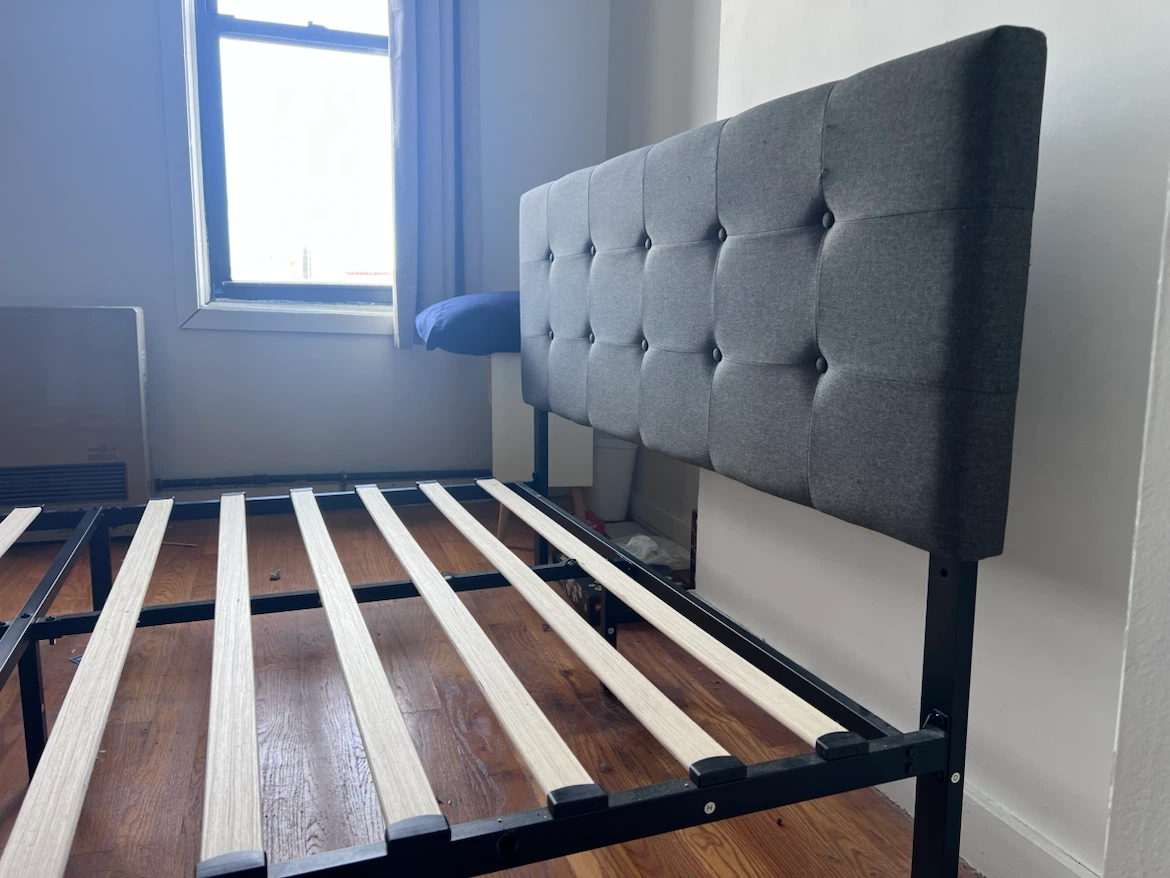 Upholstered Queen Bed Frame W 4 drawers. Cama con 4 cajones. - photo 3