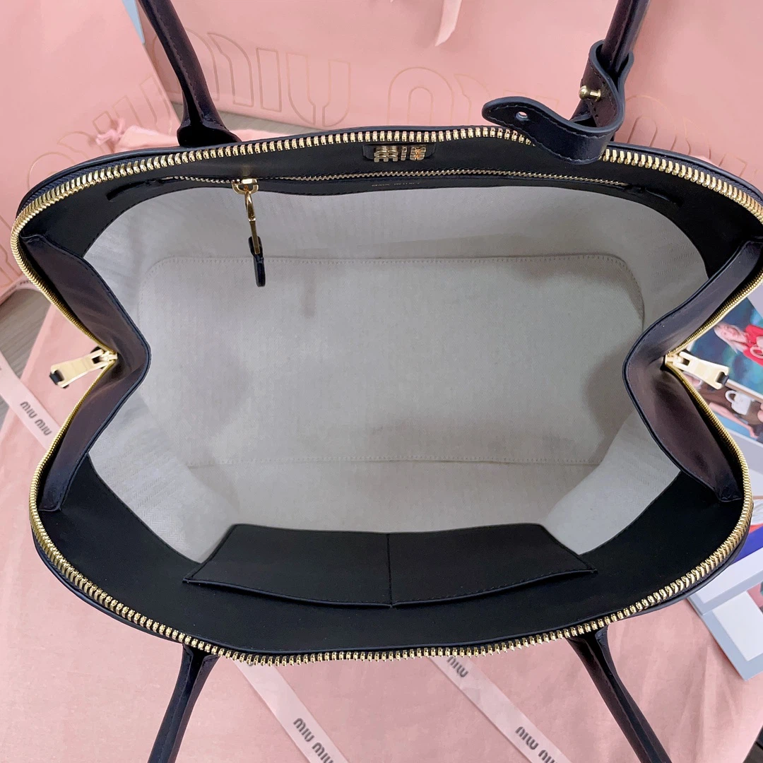 M-l-U Black Leather Tote Bag - photo 4
