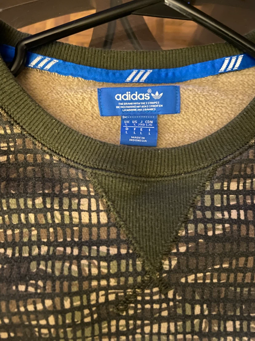 This is an Adidas Originals Camo Trefoil - photo 2
