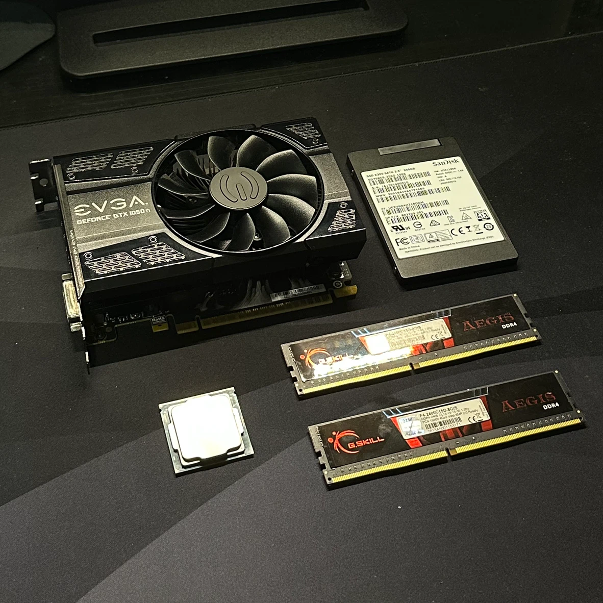 GTX 1050 Ti, Pentium G4560, 8GB DDR4, 256GB SSD