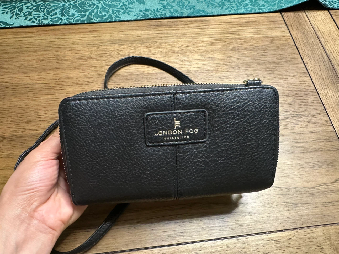 London Fog Black Crossbody Wallet – Fits Phone! - photo 4