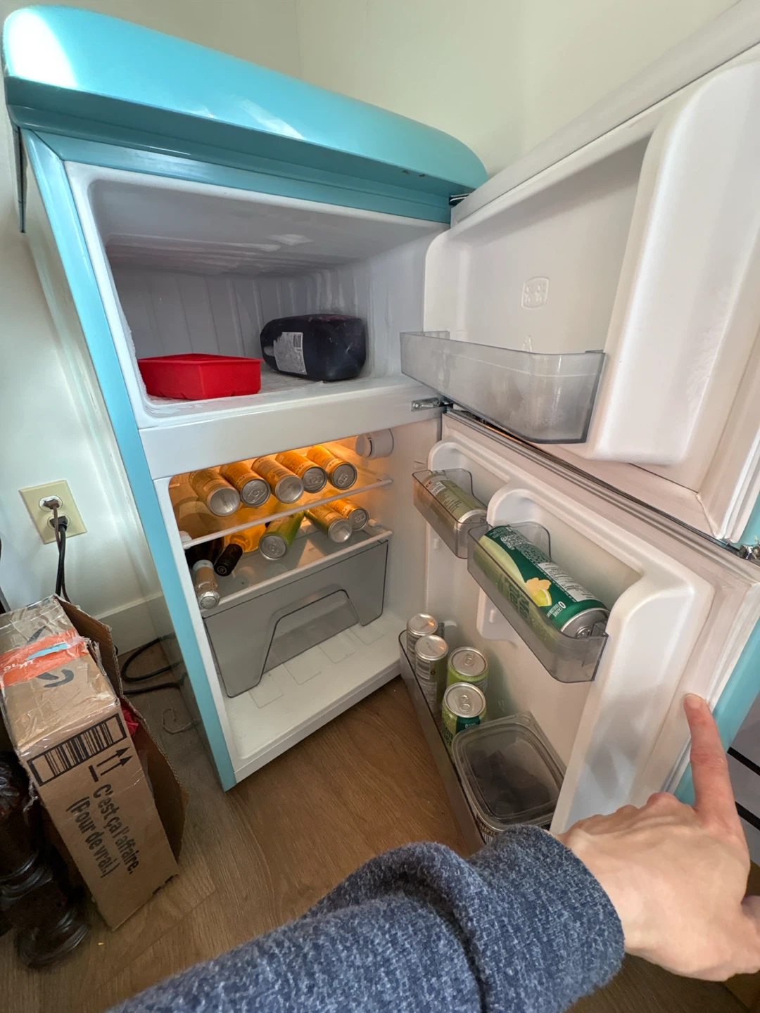 Galanz robins egg blue mini fridge - photo 2