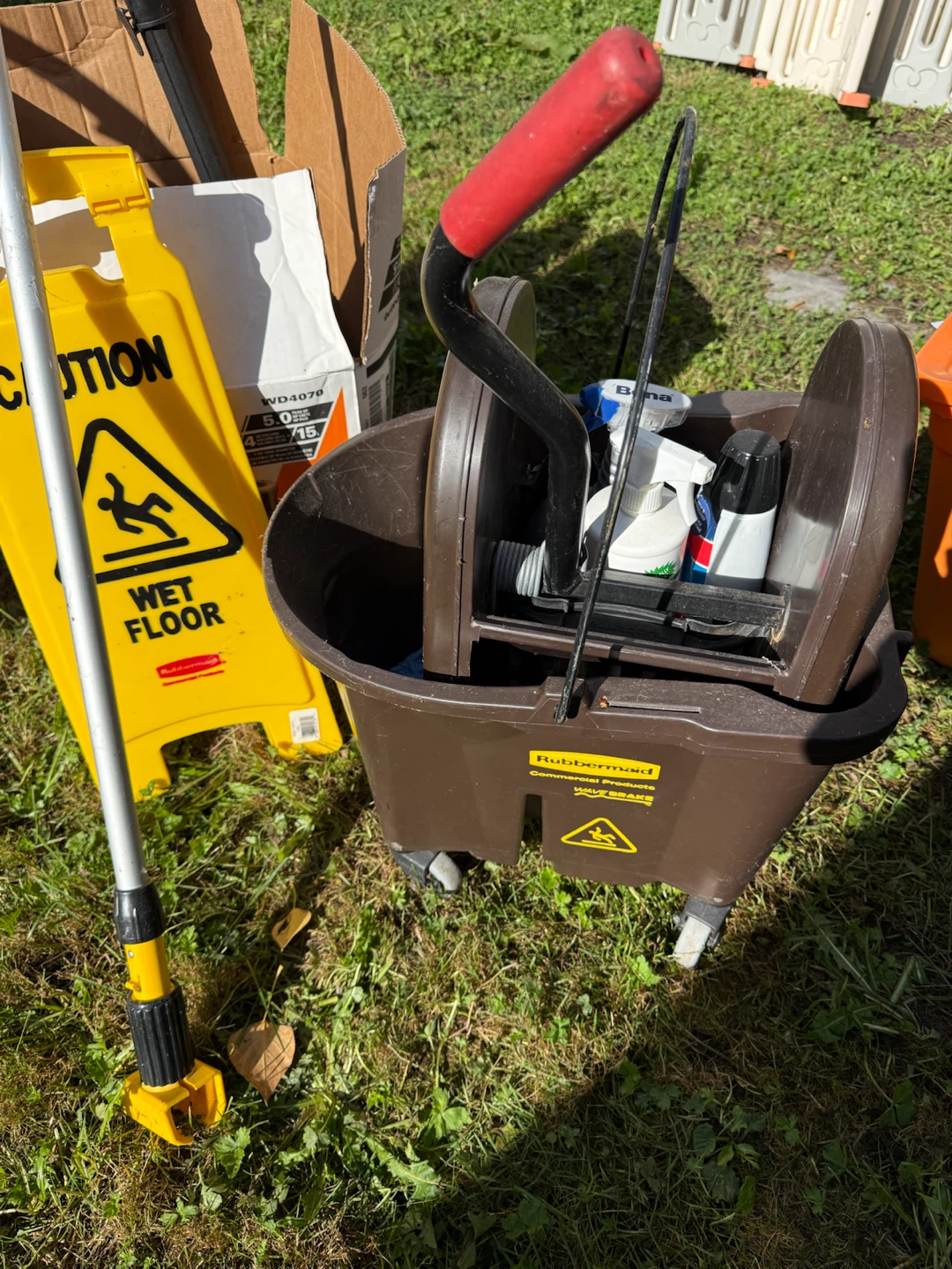 Rubbermaid WaveBrake Mop Bucket and Sign