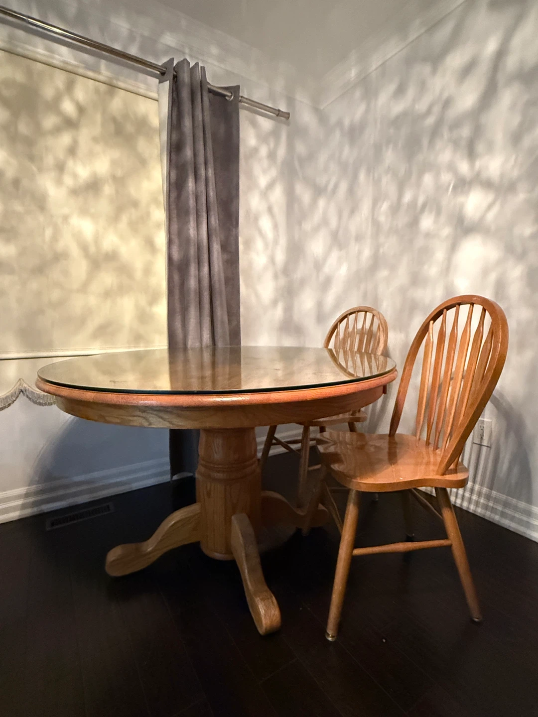 Round Oak Dining Table with Two Chairs - photo 3