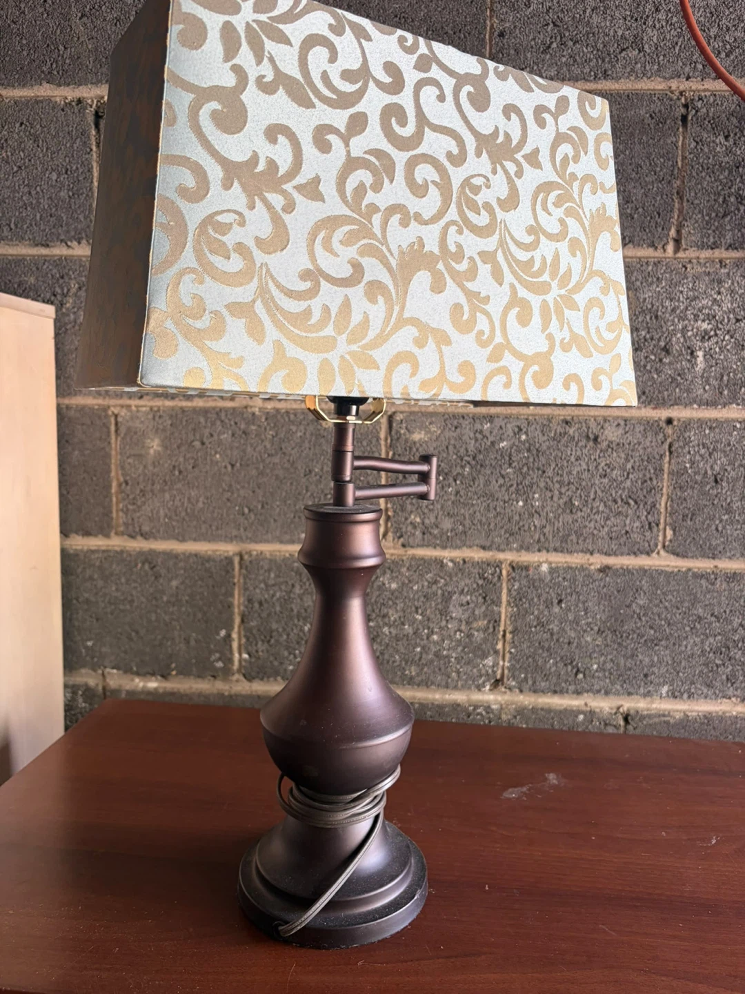 Table lamp with patterned shade - photo 3