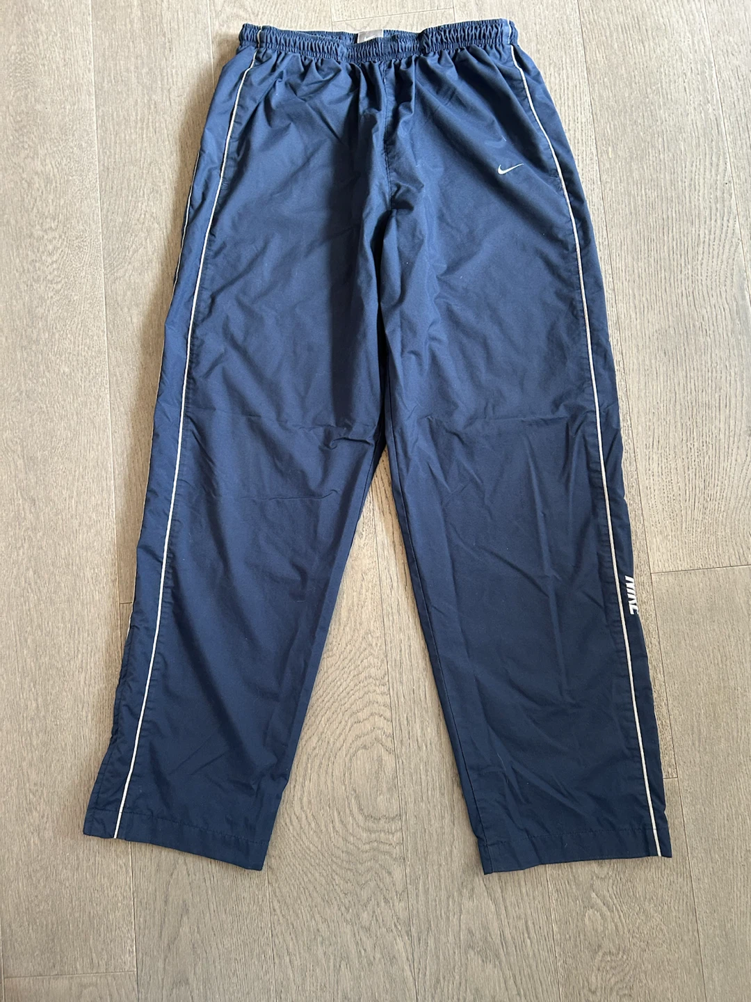 Men’s Nike Navy Fully Lined Track Pants, size large (Brampton)