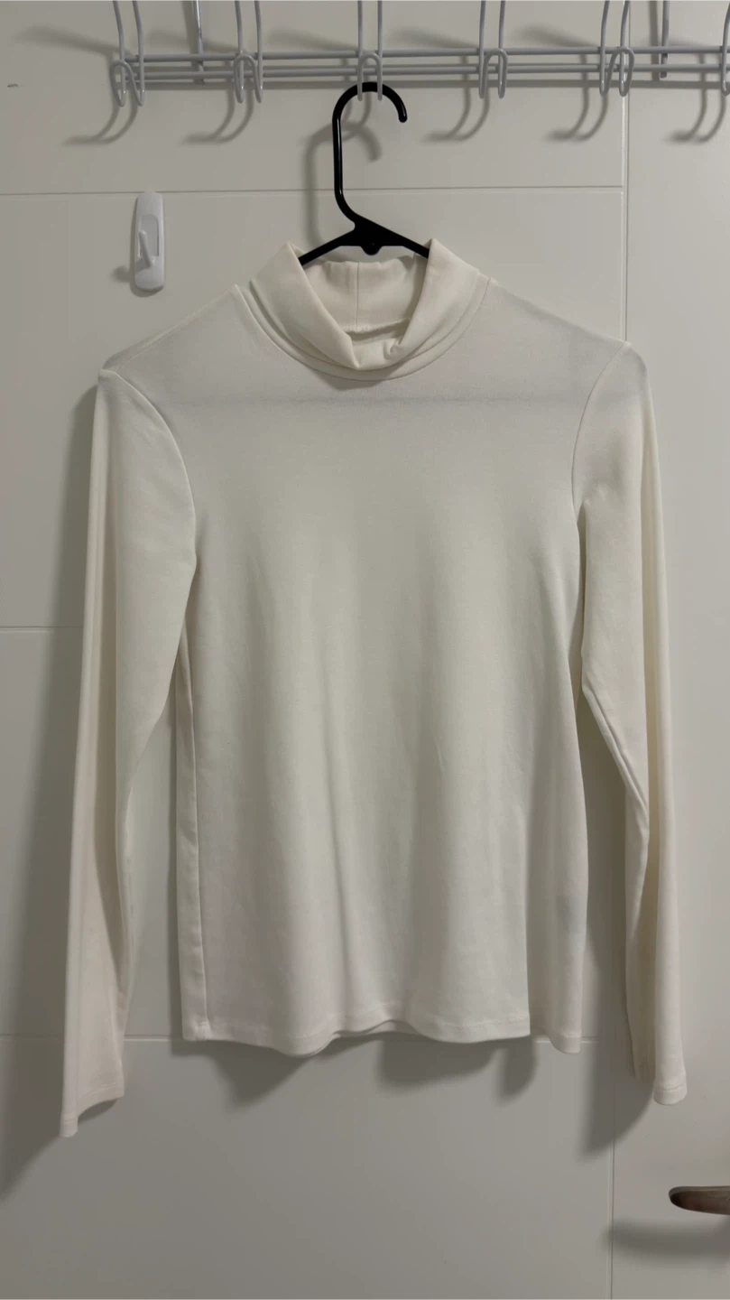 Three Uniqlo Long Sleeve Tops - photo 2