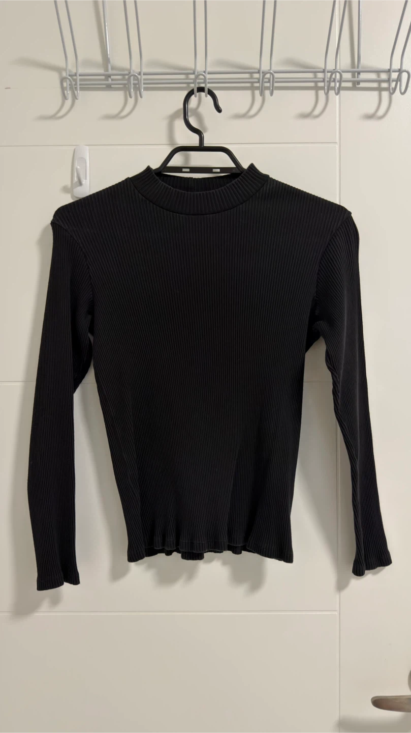 Three Uniqlo Long Sleeve Tops - photo 3