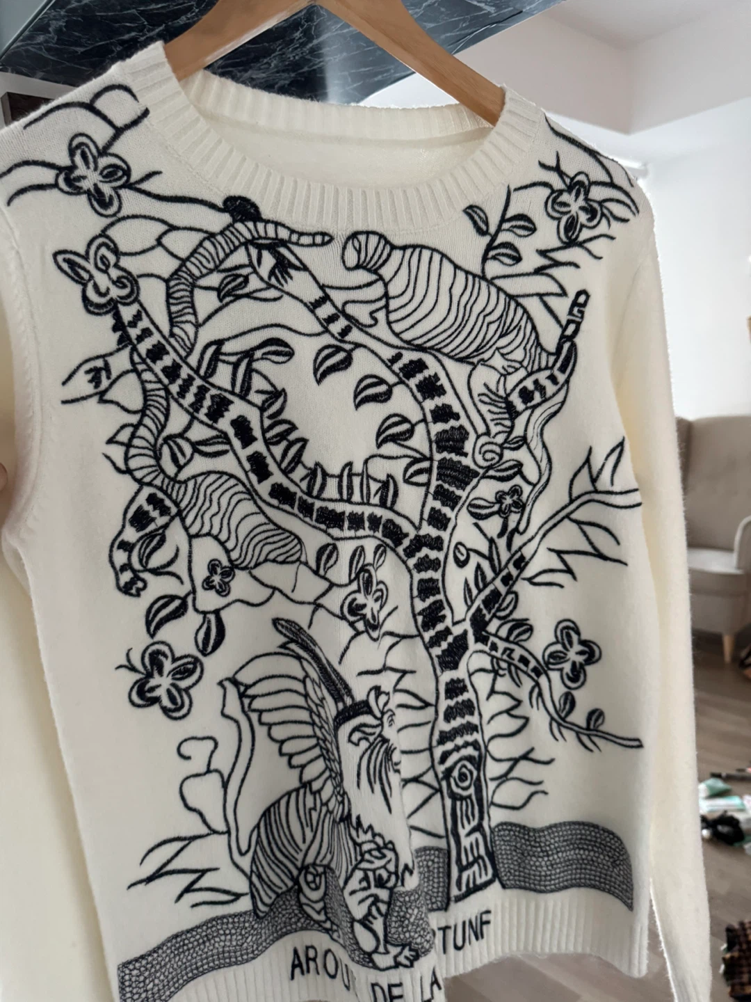 Brand gifting Embroidered Sweater - photo 4