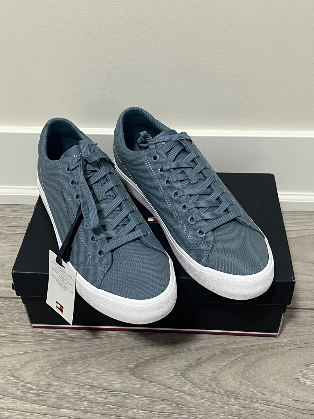 Tommy Hilfiger Canvas Sneakers/ shoes