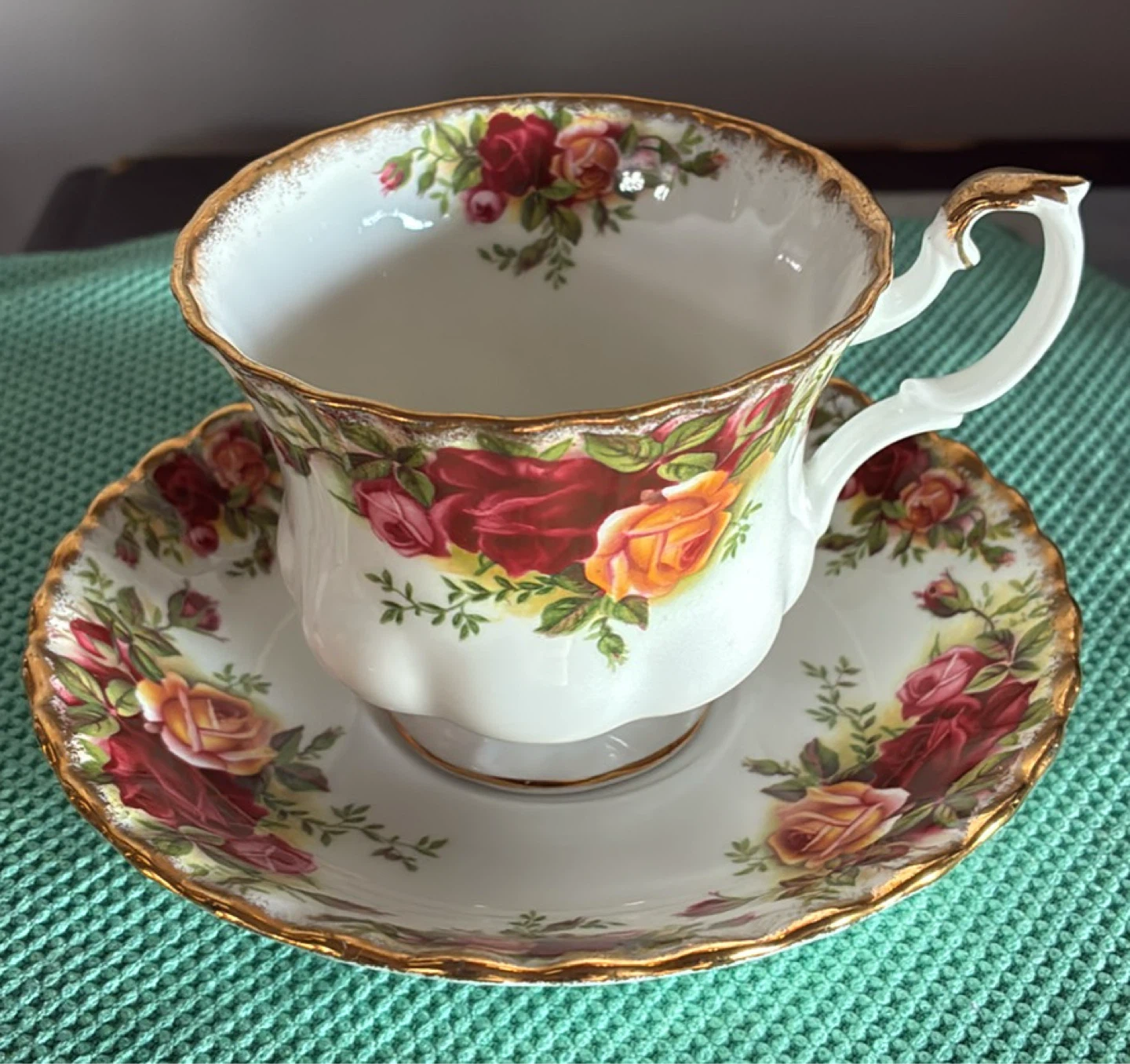Vintage Royal Albert Old Country Roses Teacup and Saucer - photo 3