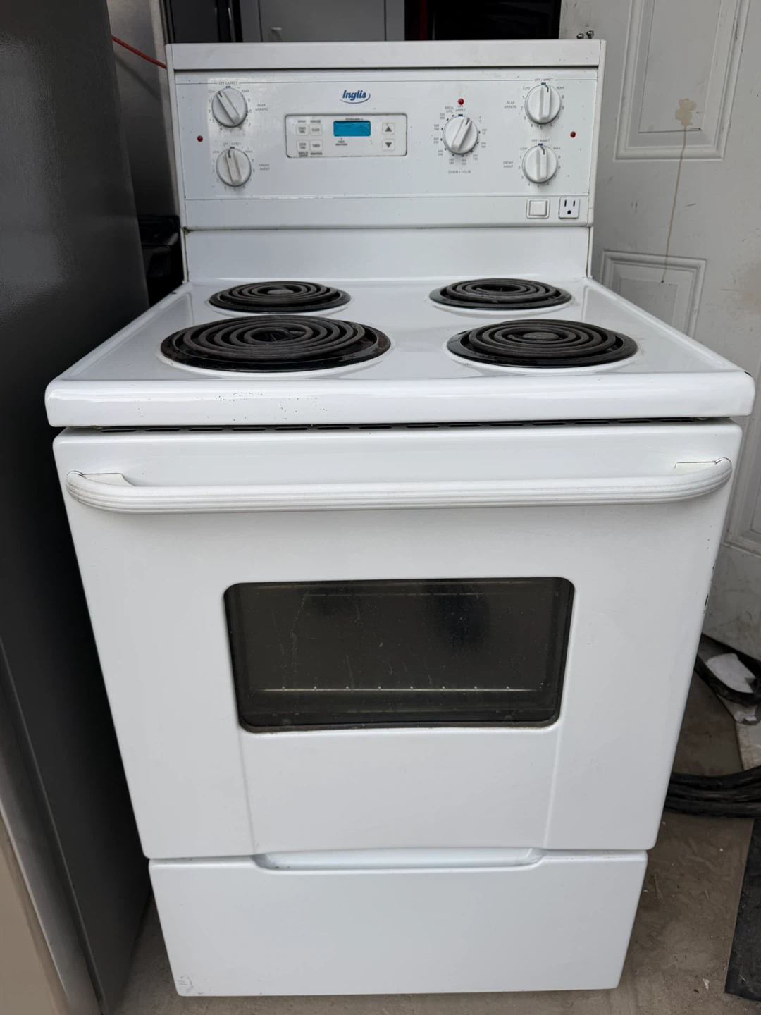 Inglis White Electric Stove 24”