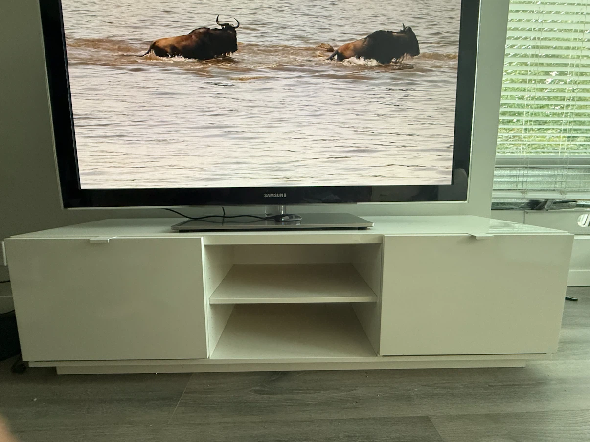 🤍 White TV Stand + FREE Swivel TV Base – $150 📍 Surrey Guildford