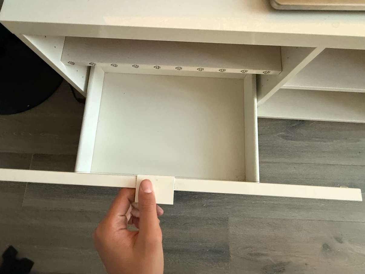 🤍 White TV Stand + FREE Swivel TV Base – $150 📍 Surrey Guildford - photo 2