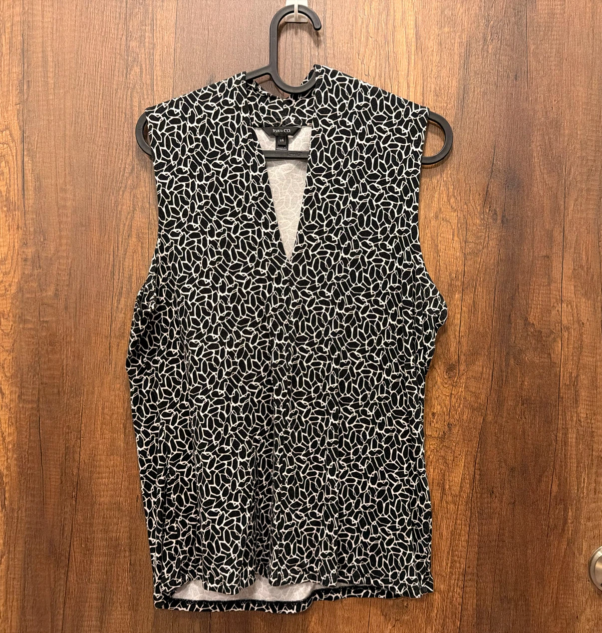 RW&CO Black & White Abstract Sleeveless Blouse – Size L