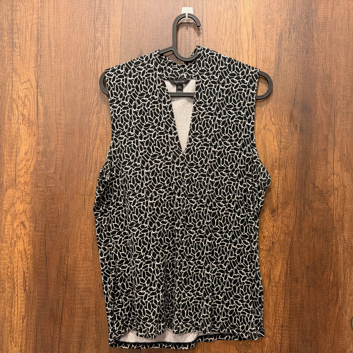 RW&CO Black & White Abstract Sleeveless Blouse – Size L - photo 3
