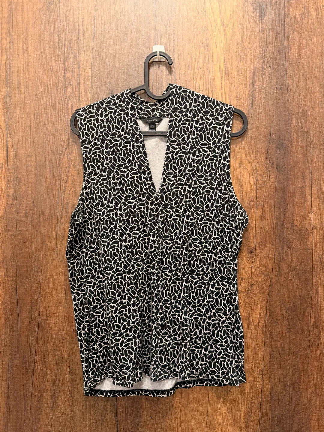 RW&CO Black & White Abstract Sleeveless Blouse – Size L - photo 4