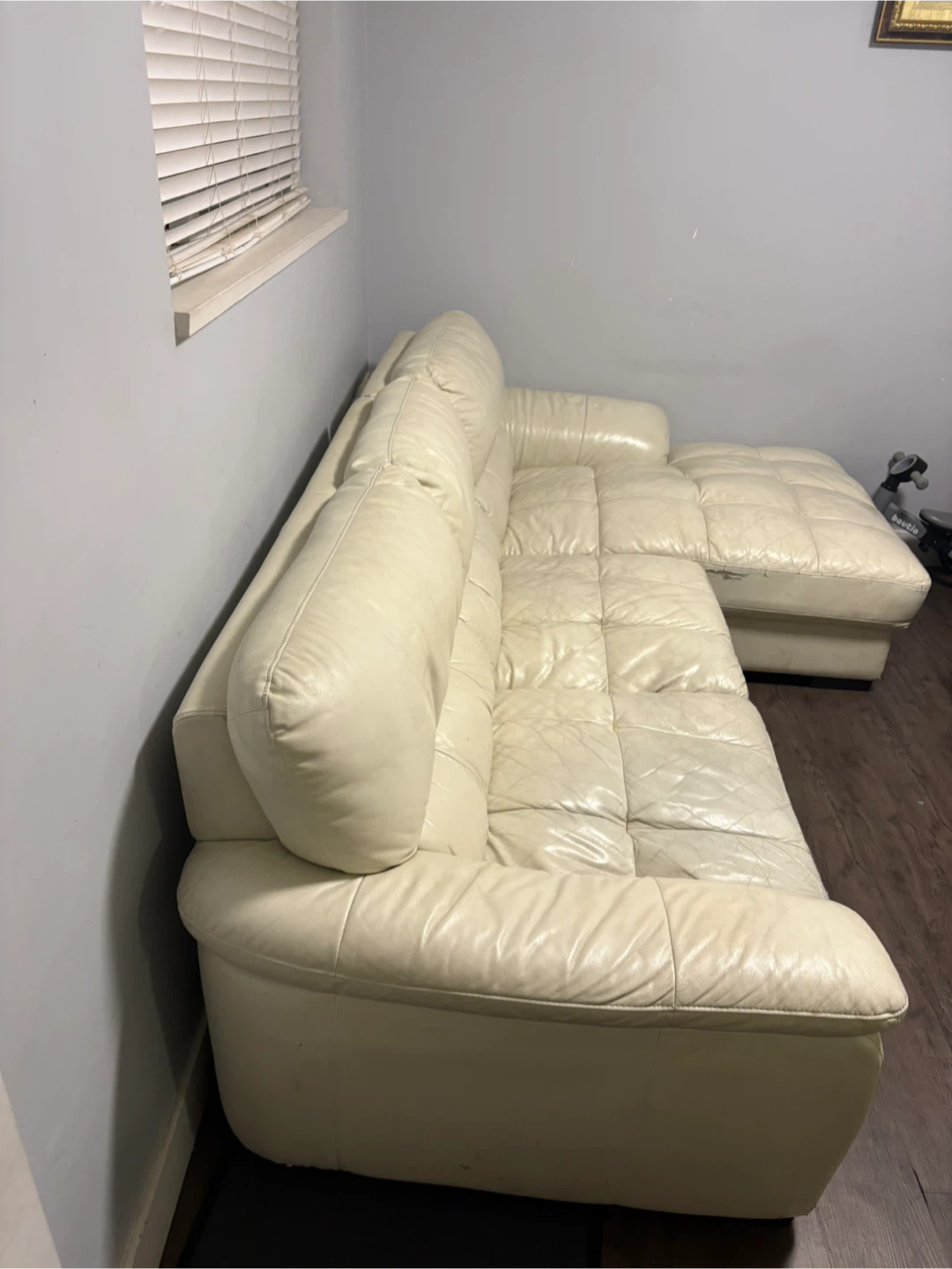 Leather couch. - photo 2